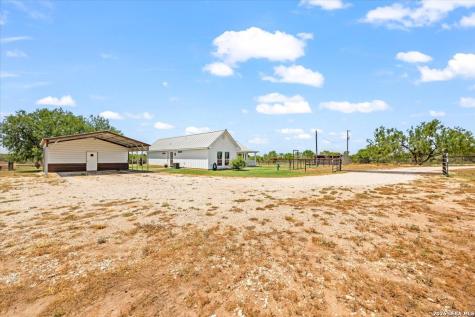 977 Private Road 1688 Moore TX 78057