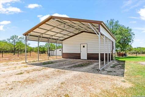 977 Private Road 1688 Moore TX 78057