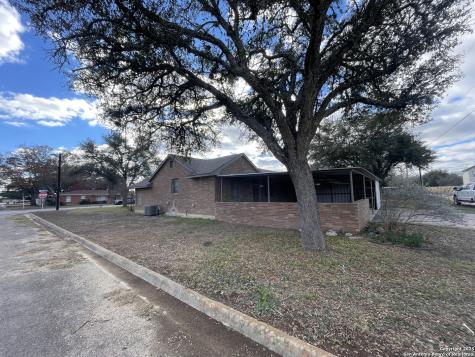506 30th Street Hondo TX 78861