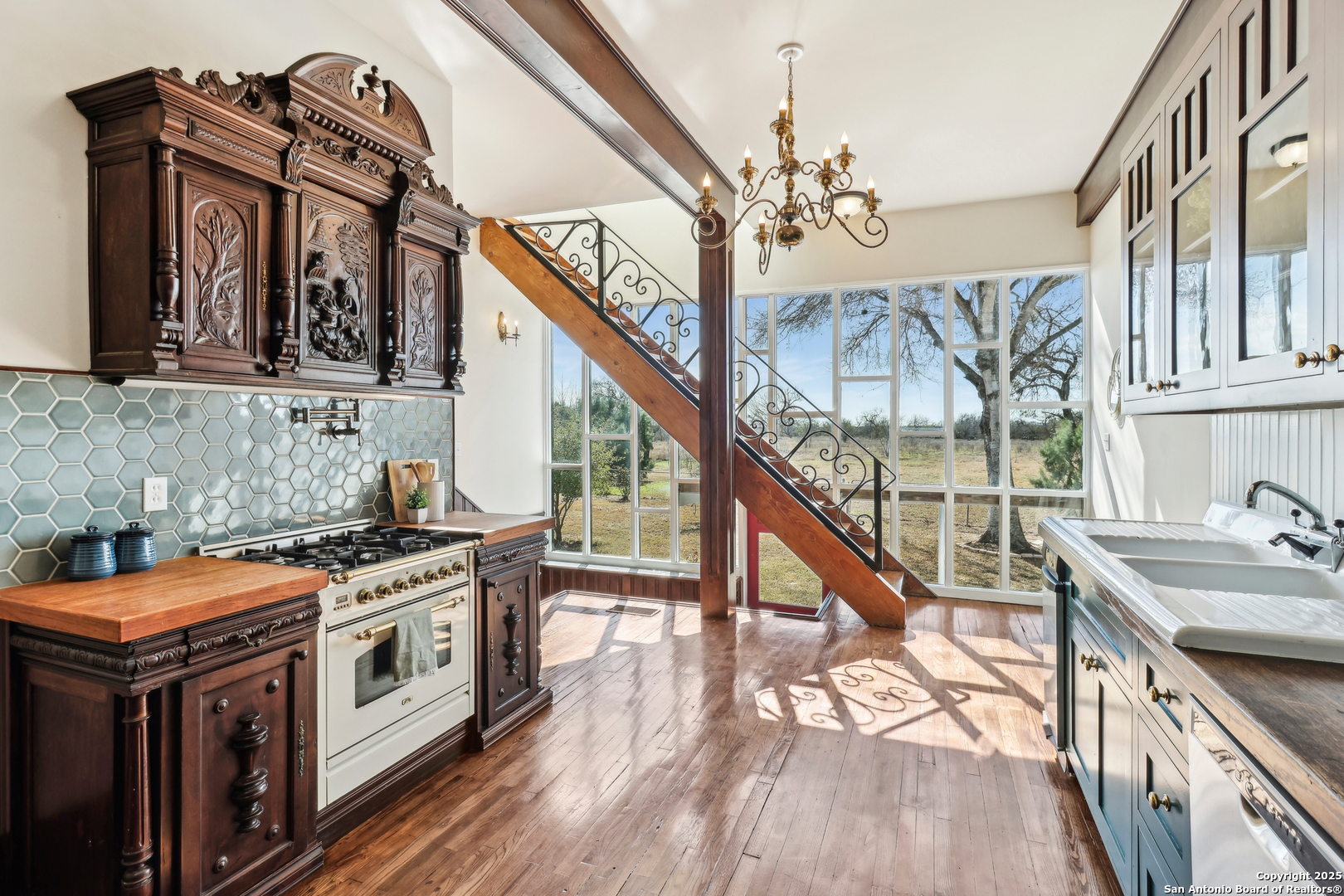 2001 3rd Street Floresville TX 78114