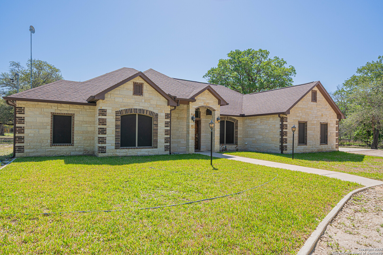 140 Buttermilk Circle Floresville TX 78114