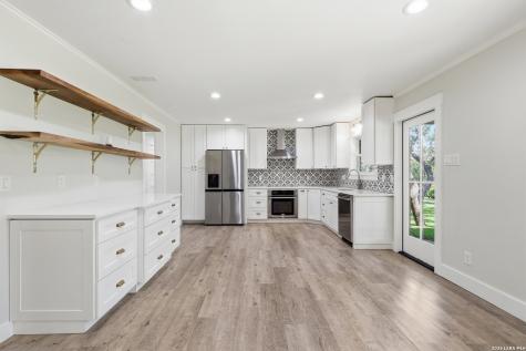 100 Fleetwood Drive Hollywood Park TX 78232
