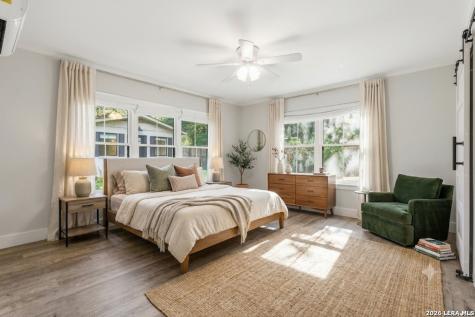 100 Fleetwood Drive Hollywood Park TX 78232