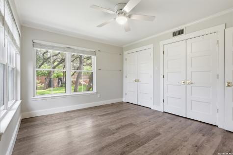 100 Fleetwood Drive Hollywood Park TX 78232