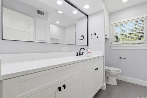 100 Fleetwood Drive Hollywood Park TX 78232