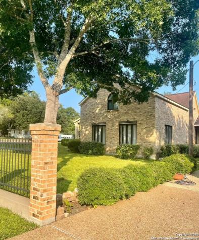 1120 Avenue D Shiner TX 77984