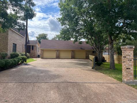 1120 Avenue D Shiner TX 77984
