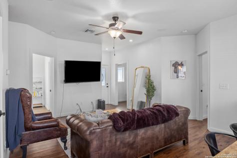 129 N Jasper Kerrville TX 78028