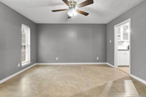 5203 Metcalf Windcrest TX 78239