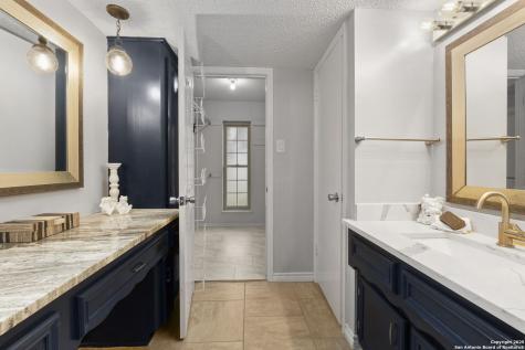 5203 Metcalf Windcrest TX 78239
