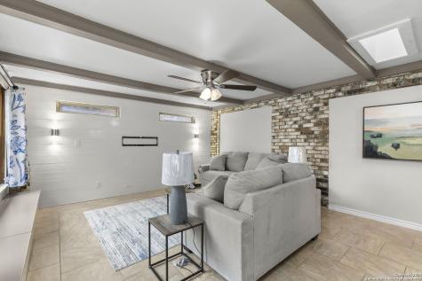 5203 Metcalf Windcrest TX 78239