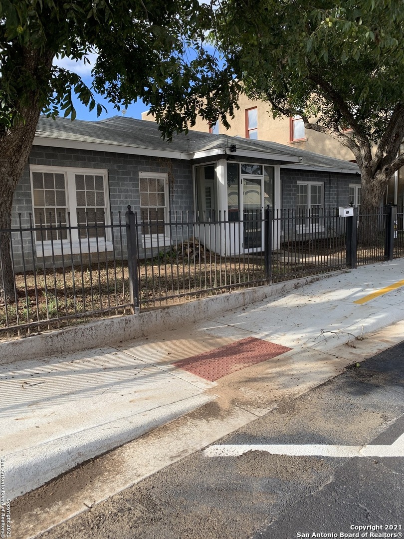 1003 C Street Floresville TX 78114
