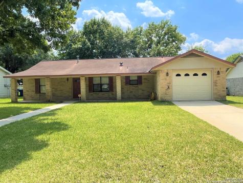 1013 Abilene Street Pleasanton TX 78064