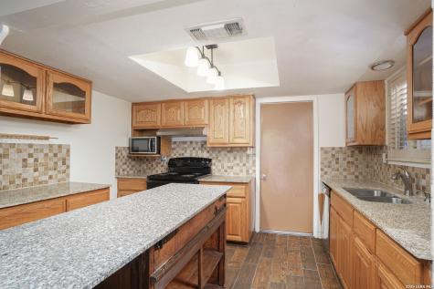 7610 Meadow Green San Antonio TX 78251