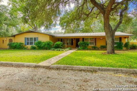 1908 Arrowhead Street Floresville TX 78114