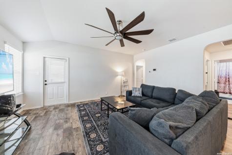 6203 Tadpole Bluff Converse TX 78109