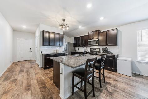 6203 Tadpole Bluff Converse TX 78109