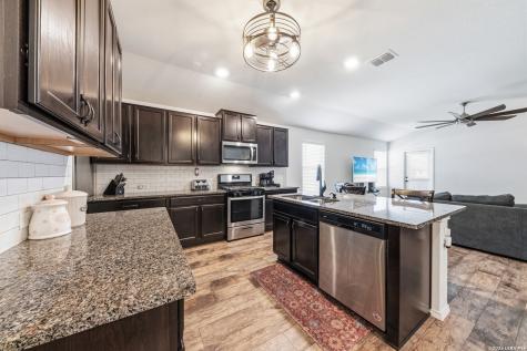 6203 Tadpole Bluff Converse TX 78109