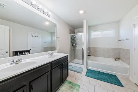 6203 Tadpole Bluff Converse TX 78109