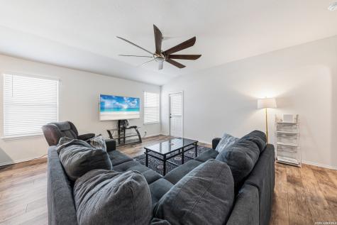 6203 Tadpole Bluff Converse TX 78109