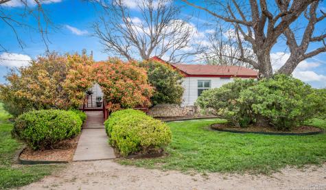 228 County Road 5715 Natalia TX 78059
