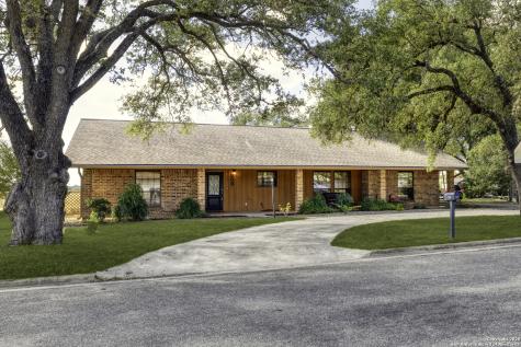208 S Mulberry Luling TX 78648