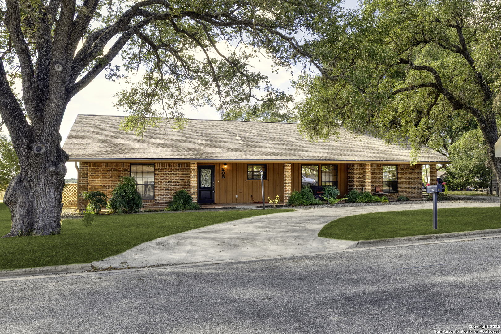 208 S Mulberry Luling TX 78648