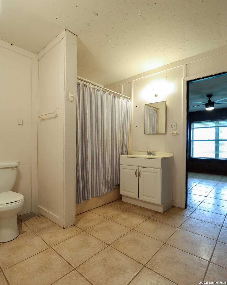 8711 County Road 1301 Moore TX 78057