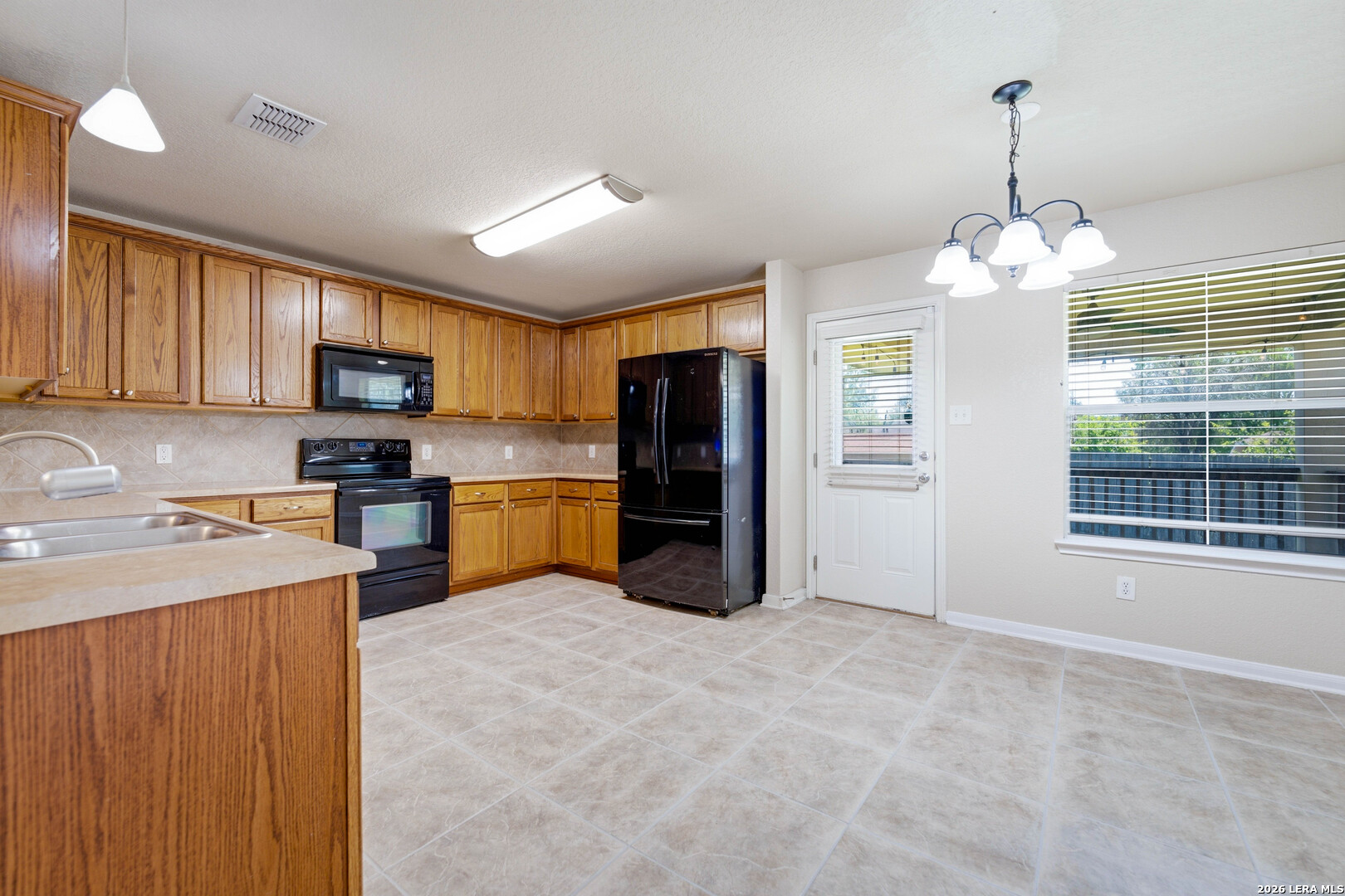 8214 Comanche Pass Converse TX 78109
