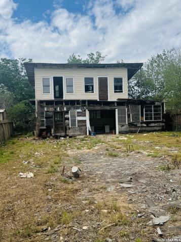 1119 Plum Floresville TX 78114