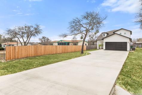 4230 Waterwood Pass Elmendorf TX 78112