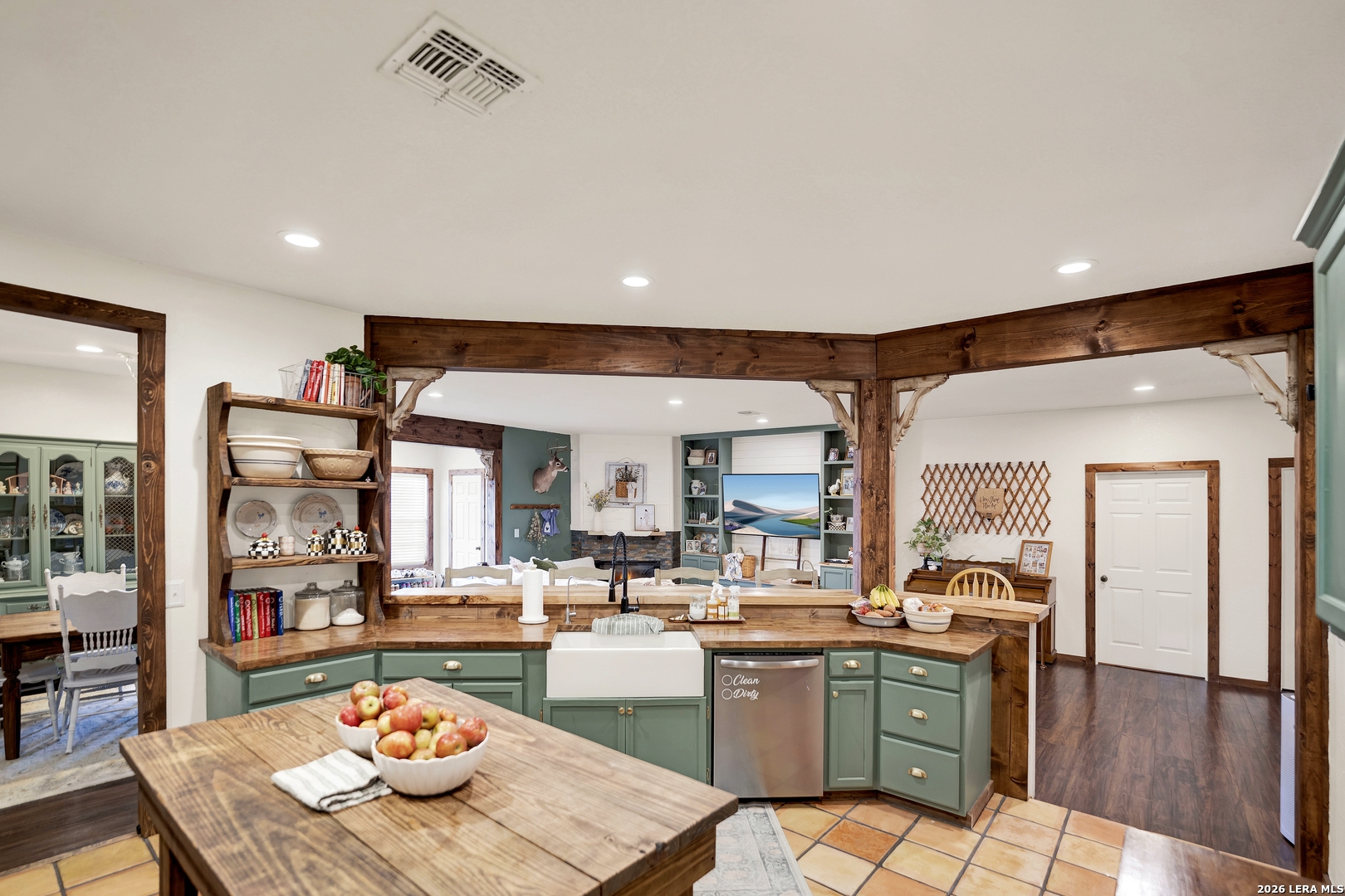 1831 County Road 7711 Devine TX 78016