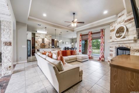 112 S Abrego Crossing Floresville TX 78114
