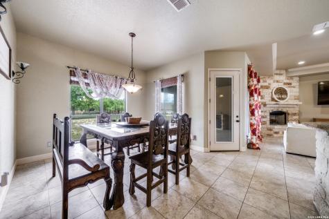 112 S Abrego Crossing Floresville TX 78114