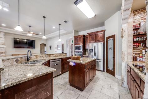 112 S Abrego Crossing Floresville TX 78114