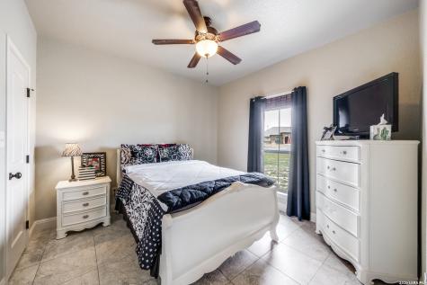 112 S Abrego Crossing Floresville TX 78114
