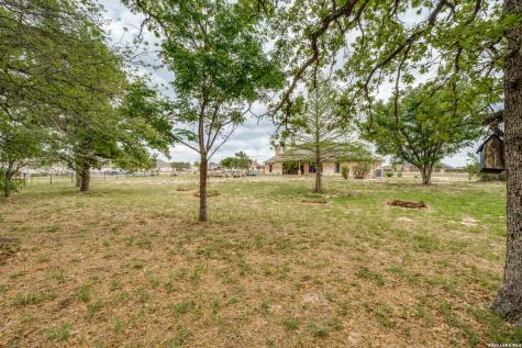112 S Abrego Crossing Floresville TX 78114