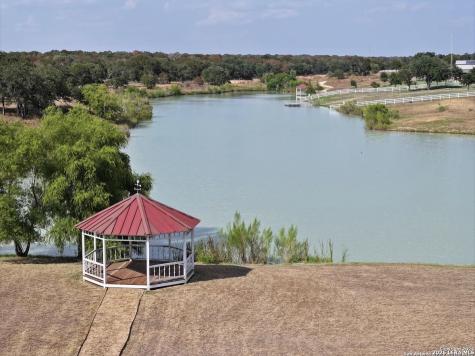 112 S Abrego Crossing Floresville TX 78114