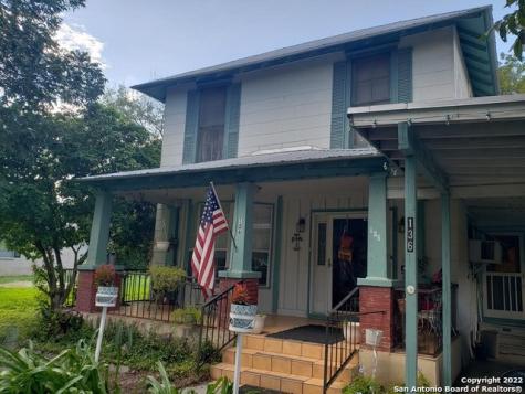 136 E Doughty Street Uvalde TX 78801