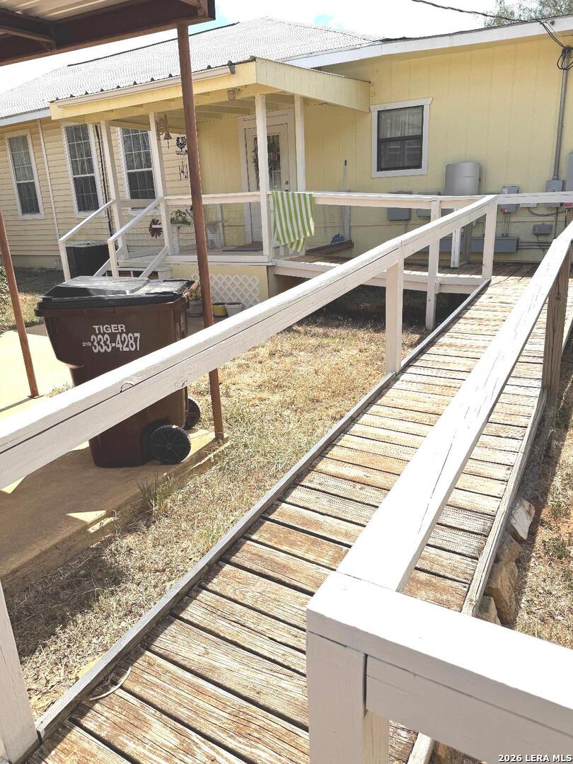 525 Parkfield Drive Pleasanton TX 78064