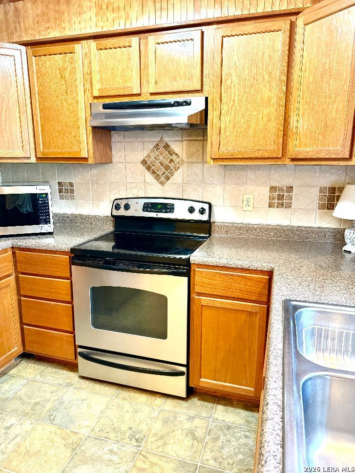 525 Parkfield Drive Pleasanton TX 78064
