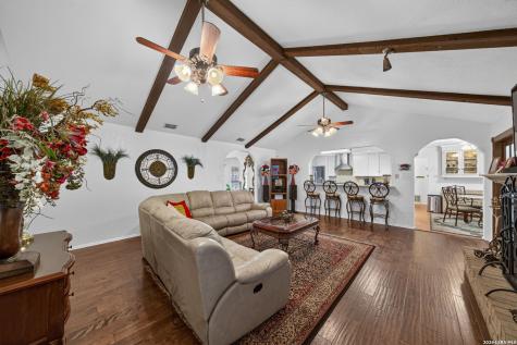 8703 Golden Point Windcrest TX 78239