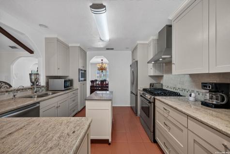 8703 Golden Point Windcrest TX 78239