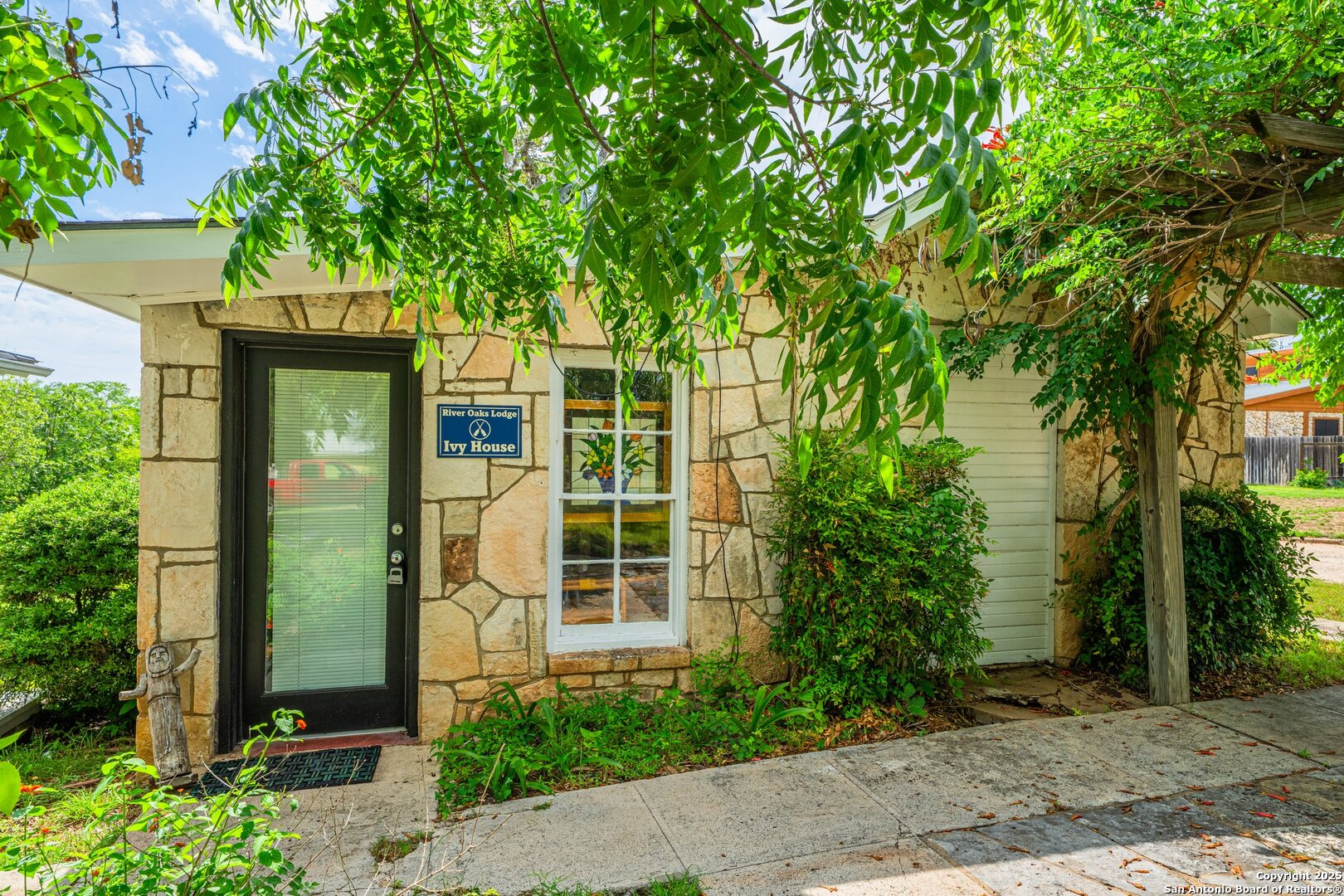 1120 Highway 39 Ingram TX 78025