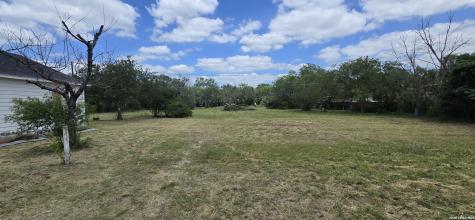 706 Devine Drive Devine TX 78016