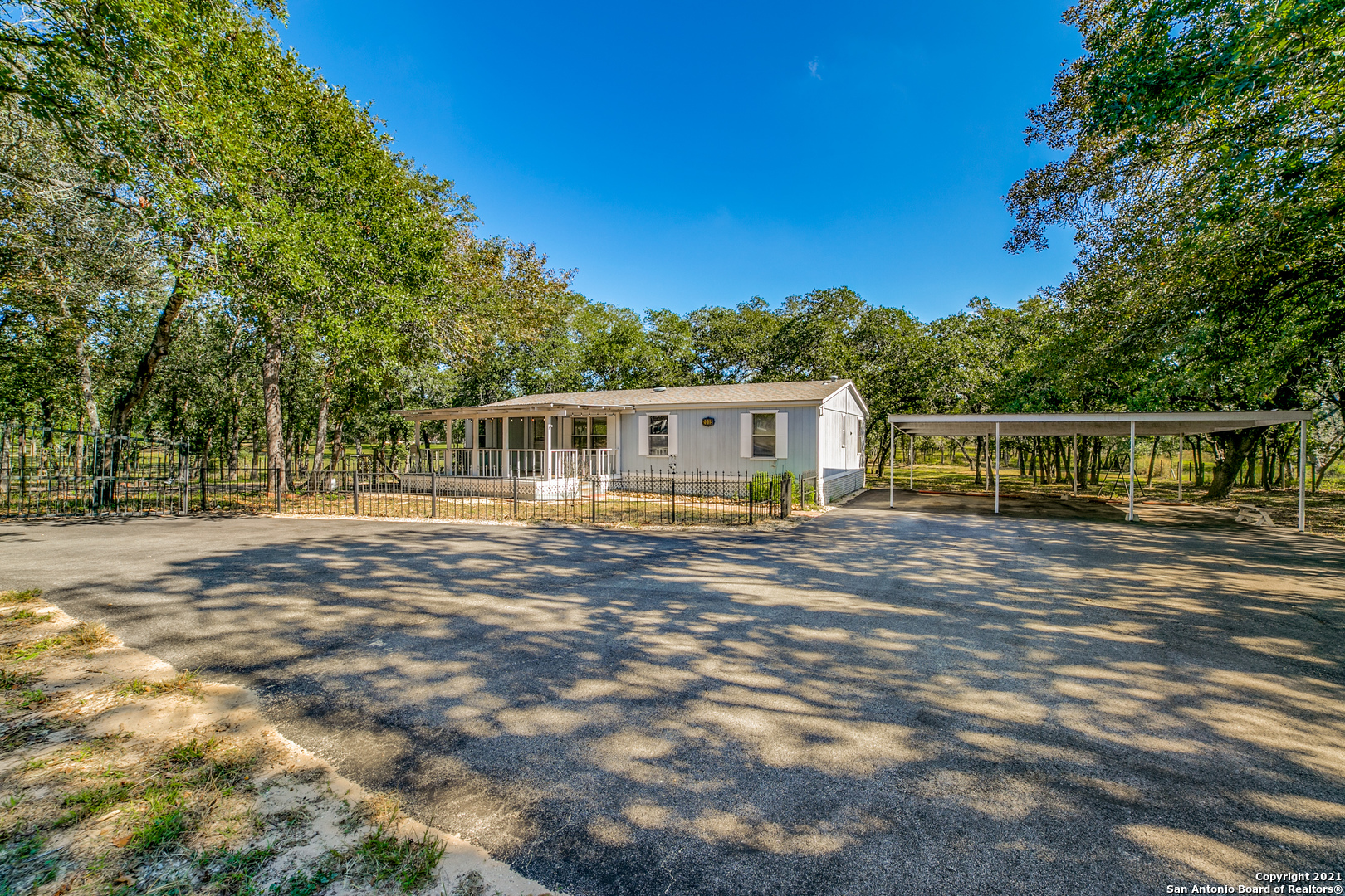 2015 Deer Trail Floresville TX 78114