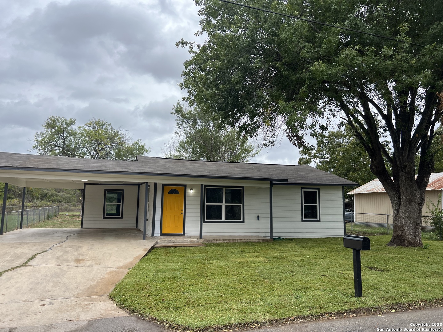 1207 Plum Street Floresville TX 78114