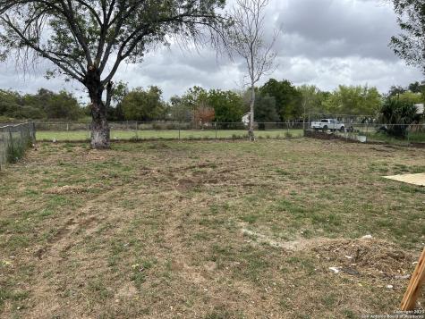 1207 Plum Street Floresville TX 78114