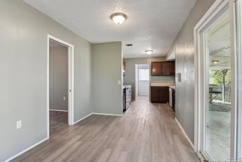 8203 Phoenix Universal City TX 78148