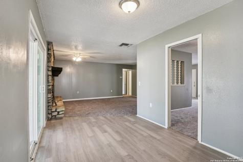 8203 Phoenix Universal City TX 78148